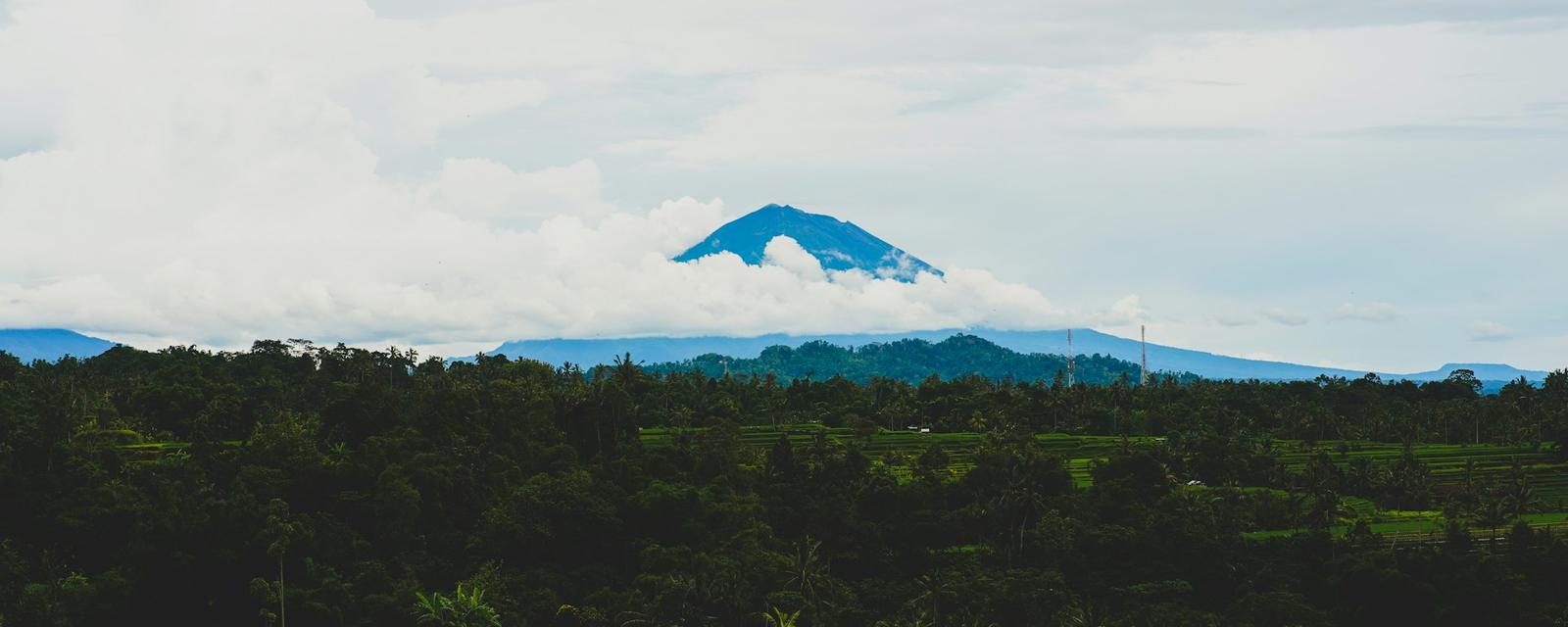 青山环抱的开阔田野